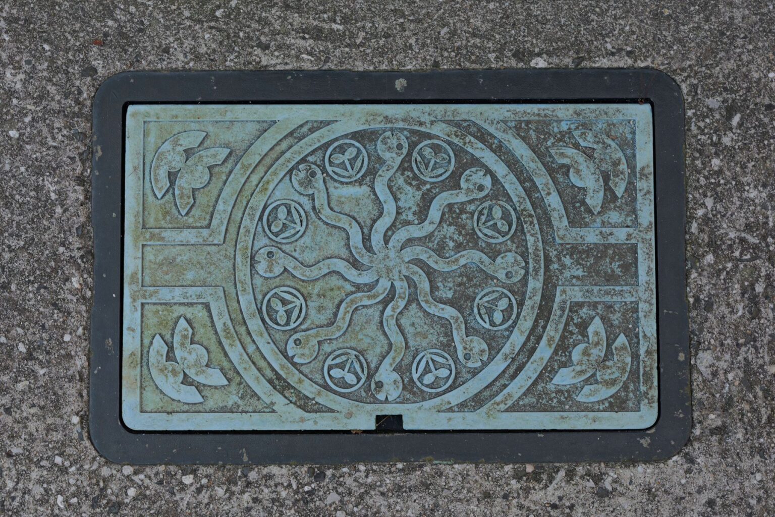 日本一カッコいい水道メーター蓋、島根県で見つかり話題に　地元民からは「知らなかった」の声も – Sirabee