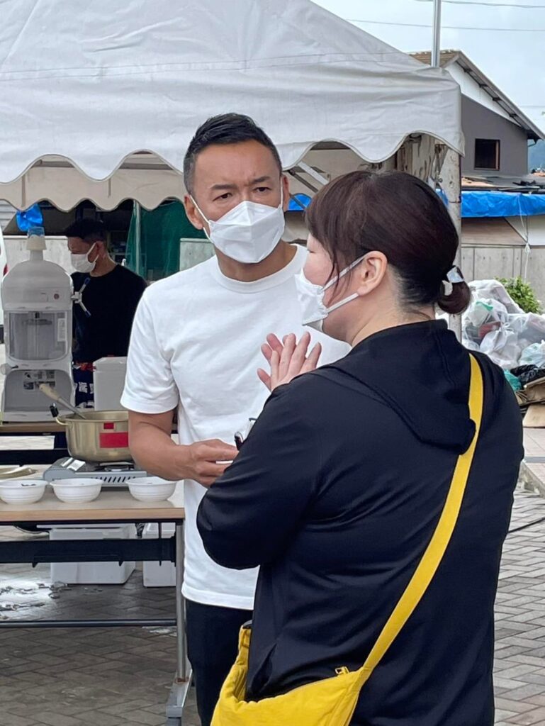 ‪山本太郎議員が辞職すると聞き、とても驚きましたこれまで被災地に何度も足を運んでくださり、避難所においても普通の議員ならば選挙前にチラッと挨拶回りしかしない所を、話を聞いてほしい方全員の声を1人1人丁寧に優しく聞いてくださってました (3枚)