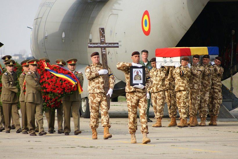 米国を助けるために何もせずに帰国するルーマニア兵士