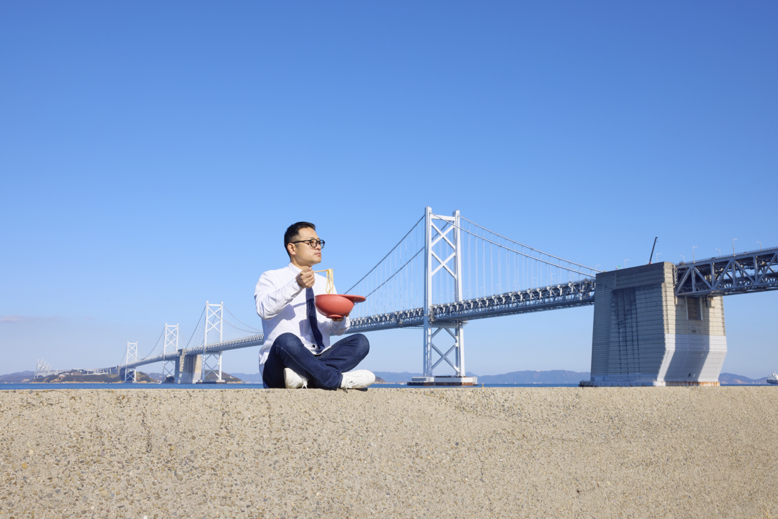 【うどんヘルメット✖️Carpうどん】瀬戸内を挟んだ２社がタッグを組んで、球場を真っ赤に染める、モノづくりの「真面目すぎる悪ふざけ」 | かがわ経済ニュース｜経レポオンライン