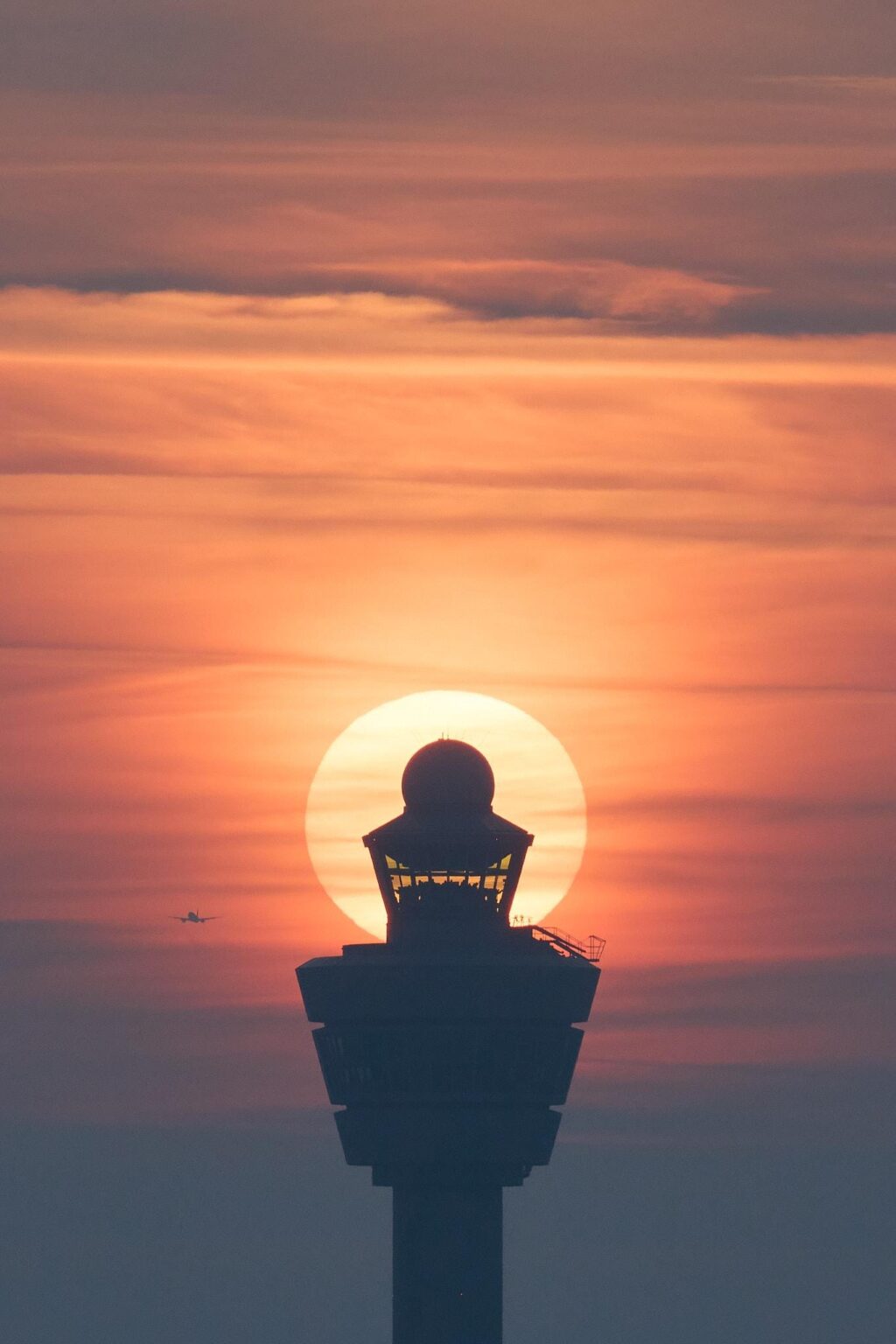 スキポール航空交通塔の後ろに沈む夕日