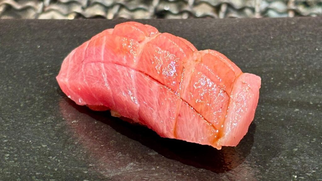 【大阪・新福島】鮨 利庵 福島店｜熟成赤シャリ鮨と炉端焼きで味わう、大人の贅沢時間（あい） - エキスパート