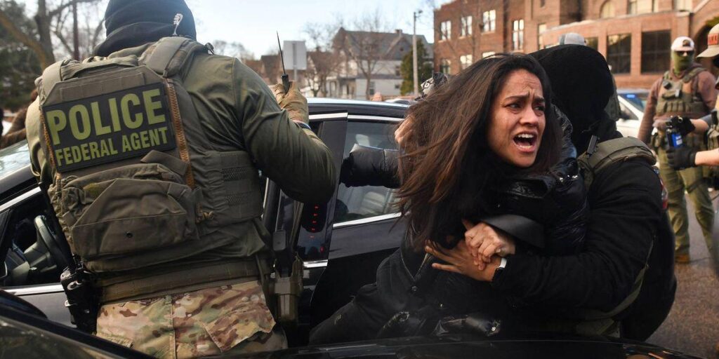 ムッソリーニは黒シャツ、ヒトラーは親衛隊、トランプはICEを持っていた