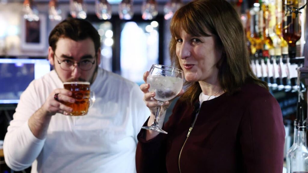 卒業生が数千ポンドの借金利子を抱えている中、レイチェル・リーブス氏がLBCの学生ローン制度は「公正」だと語る