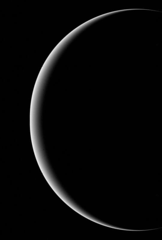 Voyager 2（ボイジャー2号）が撮影した三日月状の天王星（Credit: NASA/JPL/USGS）