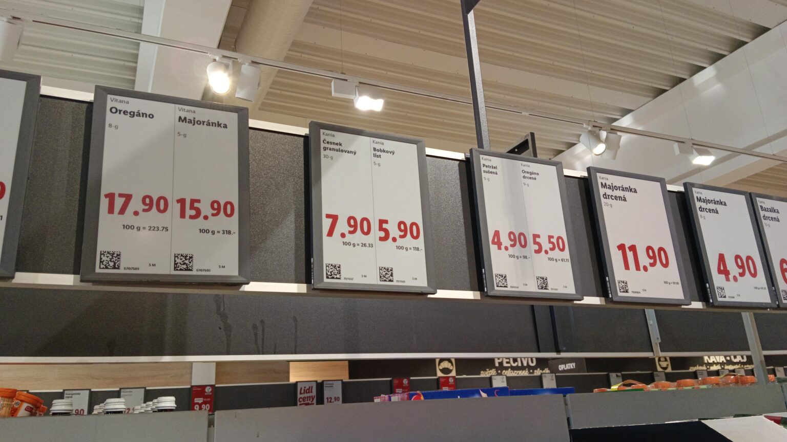 Lidl はすべての値札を赤色で印刷し始めました。単なる美的選択なのか、それとも存在しない割引に人々を誘惑しようとする試みなのか？