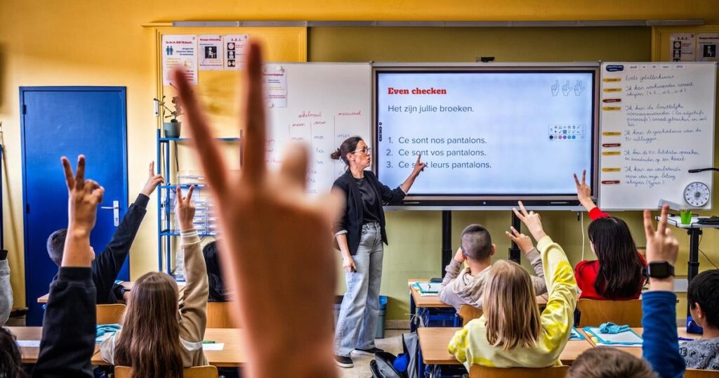 なぜワロン地域ではすべての学生にラテン語を必修科目にしているのでしょうか?