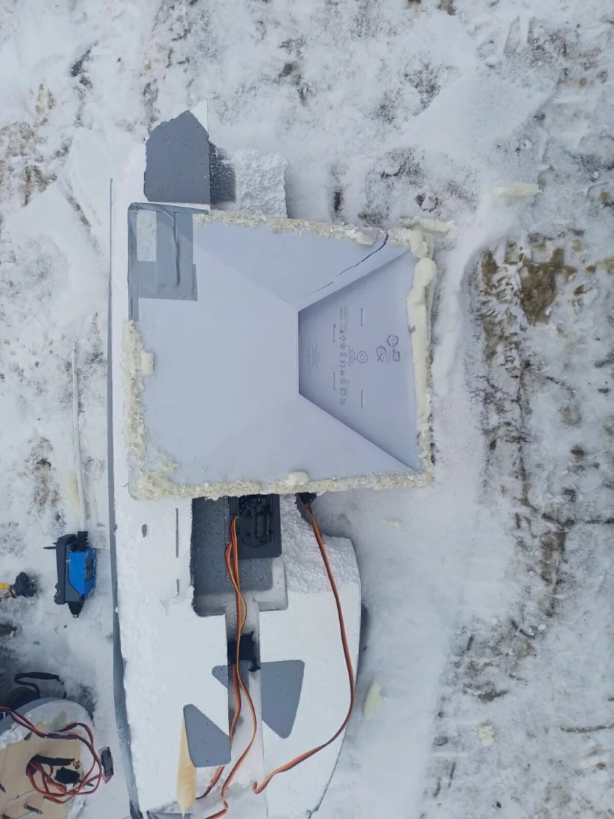 ウクライナ当局から配布された写真には、スターリンクを搭載したロシアのドローンの残骸が写っている/Serhii Beskrestnov