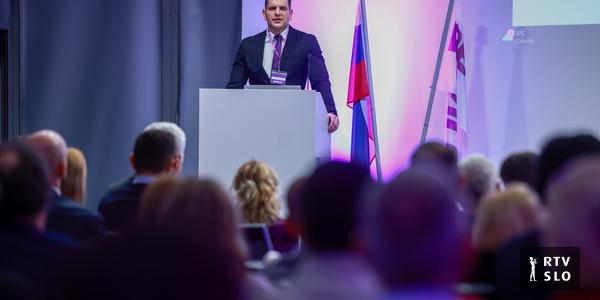 選挙前に、Resni.caは世界保健機関から脱退し、汚職と戦うことを約束する