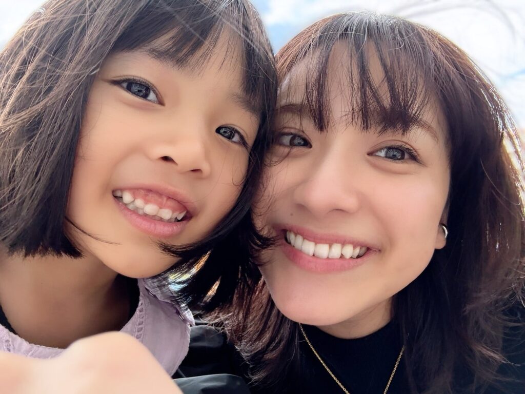 笑顔そっくりの2人 平祐奈が21歳差の親友の誕生日を祝福 | 話題の投稿 | スポーツブル (スポブル) 笑顔そっくりの2人 平祐奈が21歳差の親友の誕生日を祝福 | 話題の投稿 | スポーツブル (スポブル)