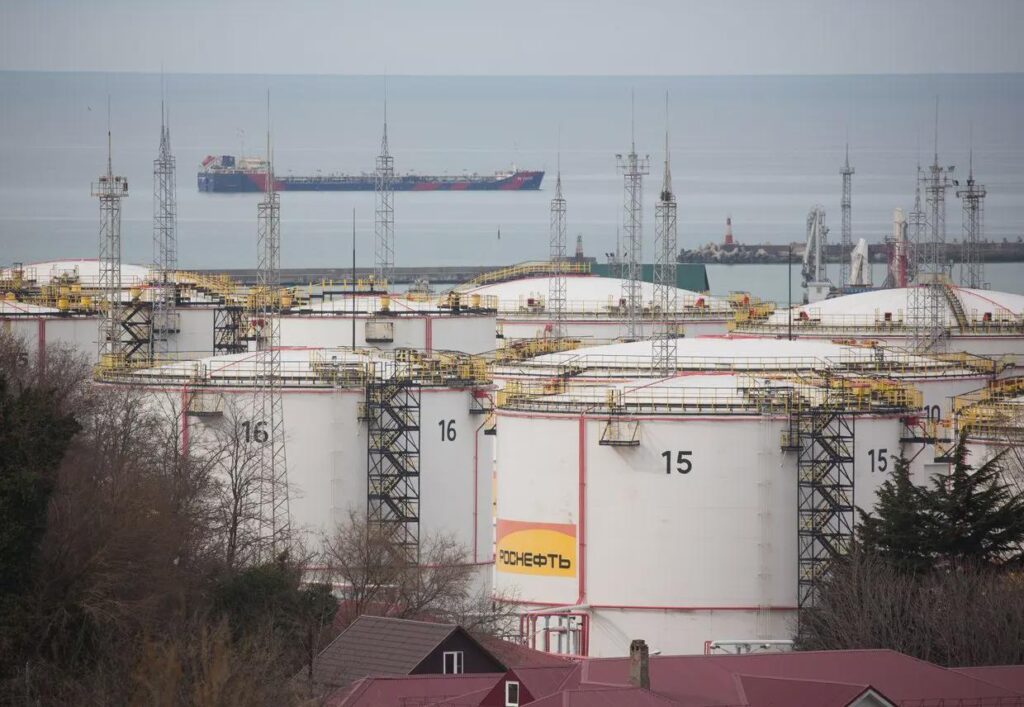 ウクライナの無人機攻撃を受け、ロシアの都市ペンザで石油貯蔵所が火災に見舞われた。メルニチェンコ・ペンザ州知事は電報で「（墜落したドローンの）破片が石油貯蔵所の敷地内に落下し、火災が発生した。現在、救急隊が現場で活動している」と述べた。