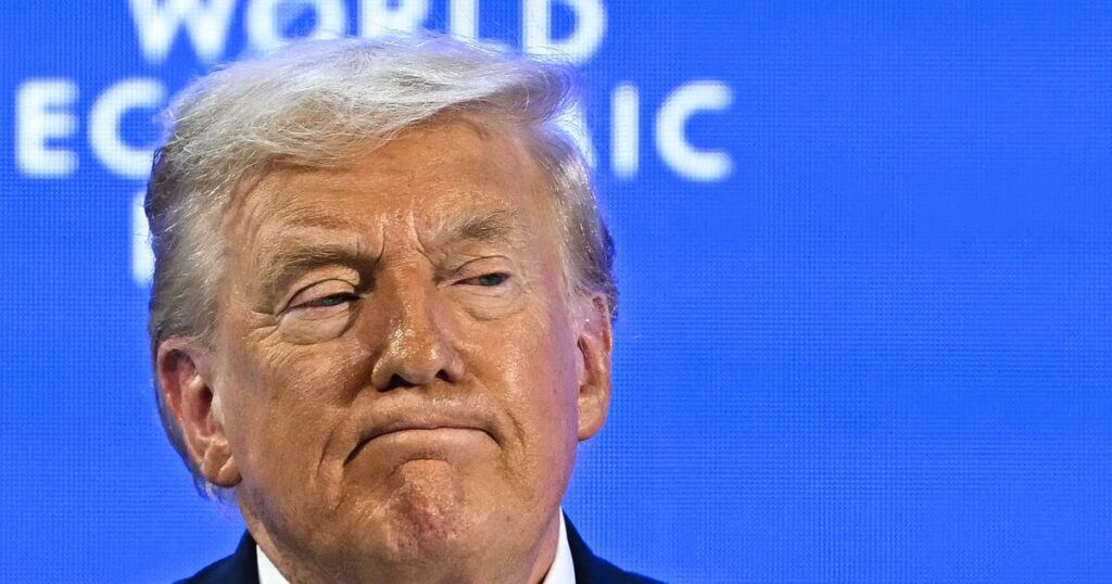 トランプ大統領、世界の指導者らから屈辱を受けた後、50投稿に及ぶ躁状態で暴れ出す