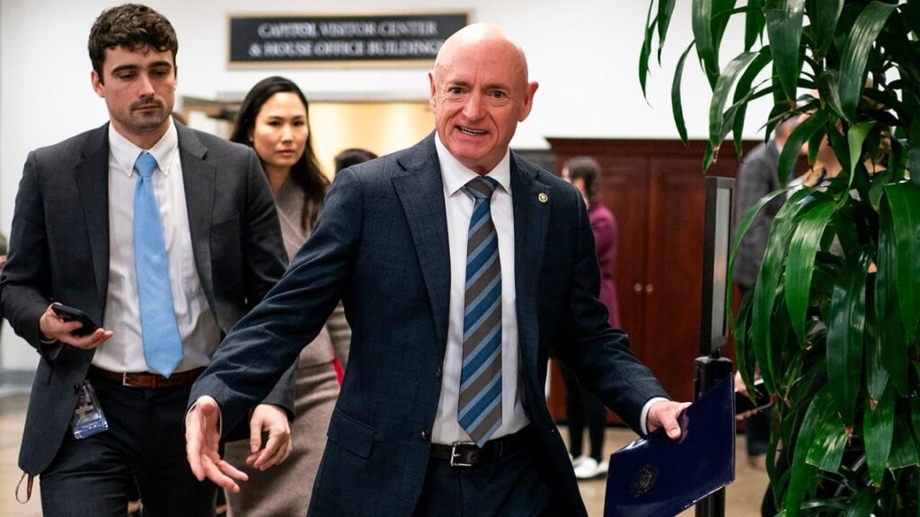マーク・ケリー上院議員、大統領選に立候補することを真剣に考えていると語る