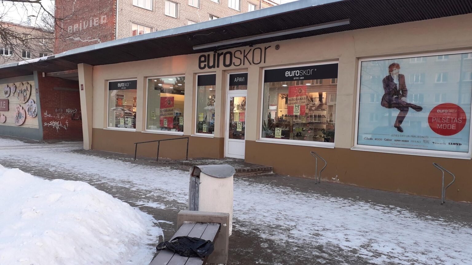 イェルガヴァ・ユーロスコールはすでに2か月目の決算セールを行っている