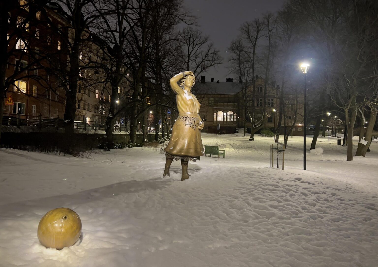 オトゥトゥス / 期待、アーティストのペッカ・ユルハによる。カイヴォプイスト公園、ヘルシンキ