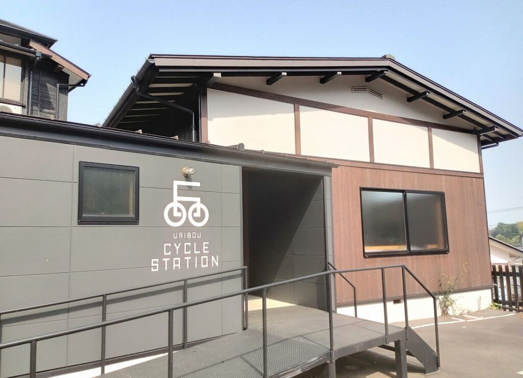 「見晴らしの丘真壁うり坊」のサイクリスト向け宿泊棟とサイクルステーション=桜川市真壁町桜井