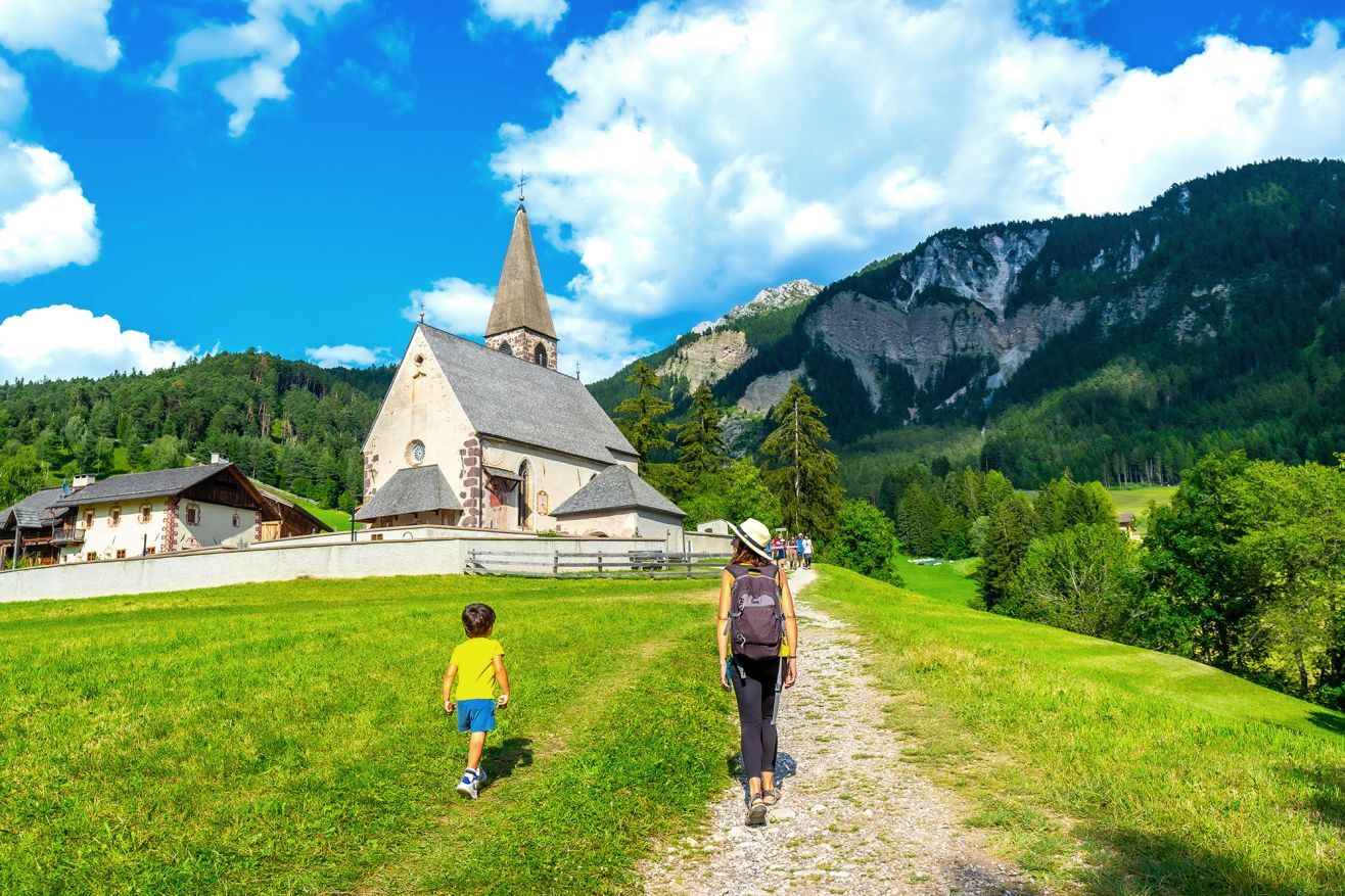 地元当局は、観光客の来訪を止めたいわけではないが、流入を抑えたいと説明している/Unaihuiziphotography/iStockphoto/Getty Images