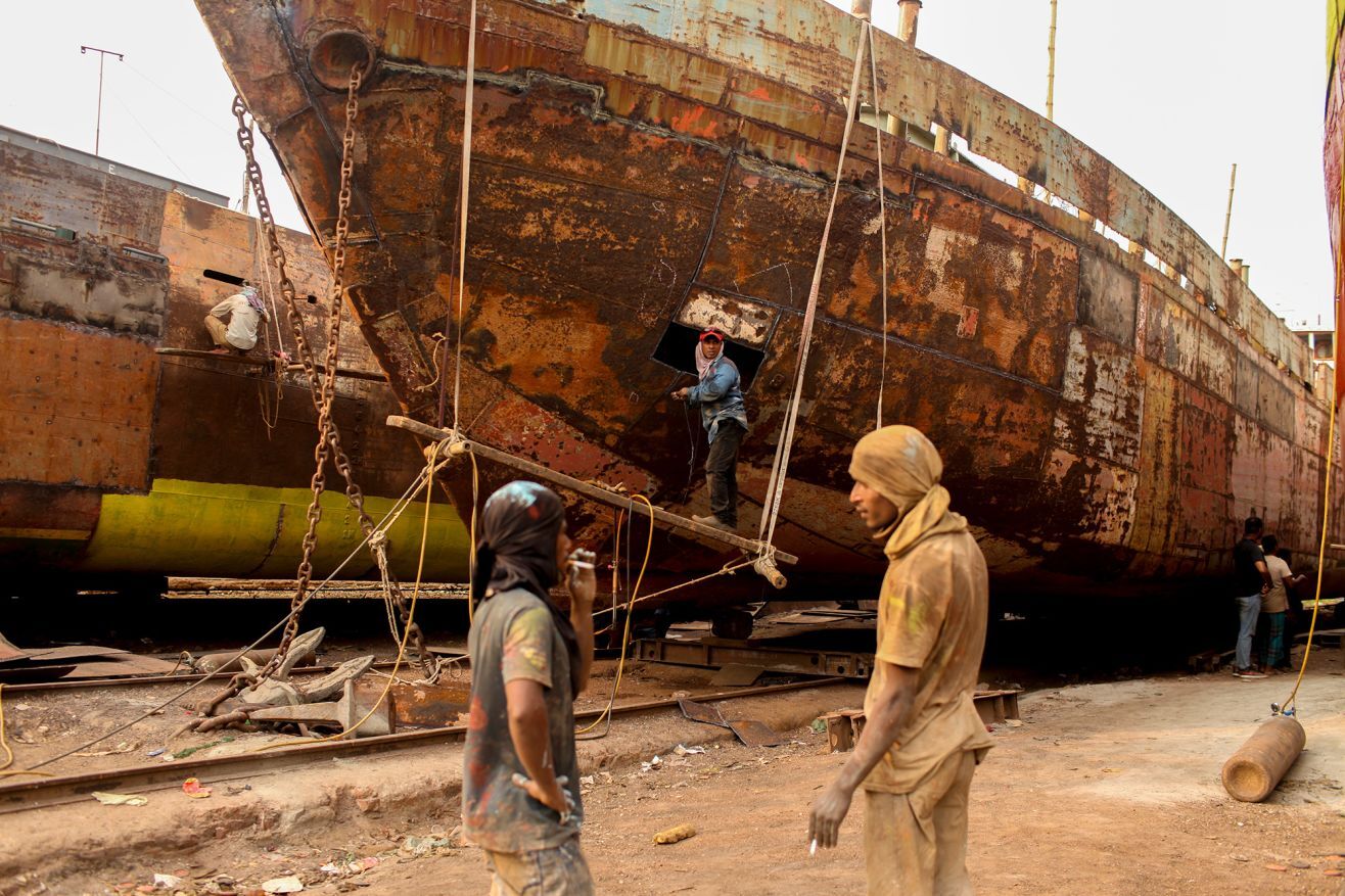 ブリガンガ川沿いの船舶解体場で退役船を解体する作業員＝2025年5月/MD Abu Sufian Jewel/NurPhoto/Getty Images