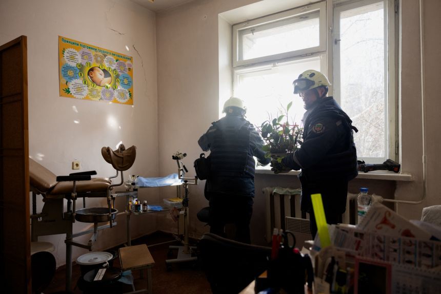 ロシアの攻撃を受けた産科病院で、がれきを撤去する救急隊=1日、ウクライナ・ザポリージャ州/Tetiana Dzhafarova/AFP/Getty Images