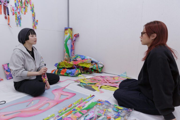 第2期参加アーティストの交流の様子