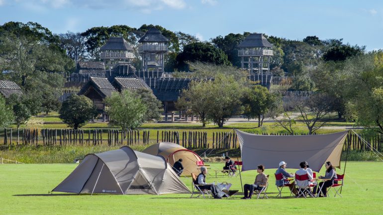 吉野ヶ里歴史公園に宿泊もできる体験型複合施設「スノーピーク グラウンズ 吉野ヶ里」がオープン｜@DIME アットダイム