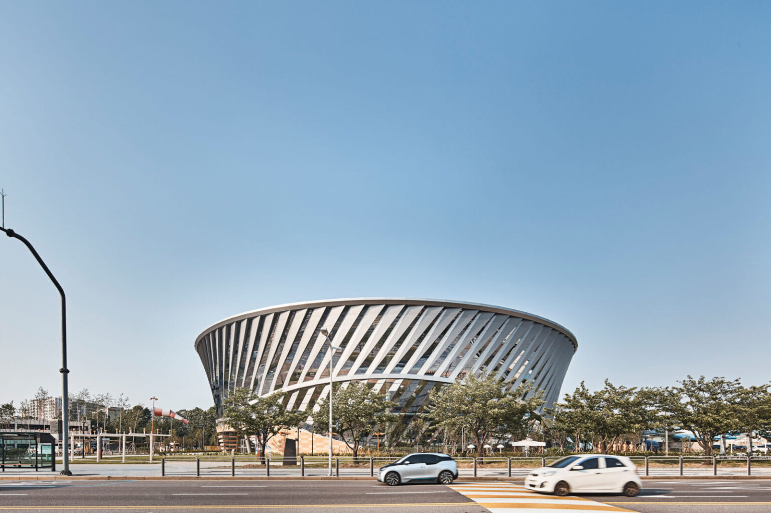 韓国の空港にそびえる巨大なタービン型博物館〈韓国国立航空博物館〉HAEAHN Architecture – TECTURE MAG(テクチャーマガジン) 〈韓国国立航空博物館(National Aviation Museum of Korea)〉HAEAHN Architecture