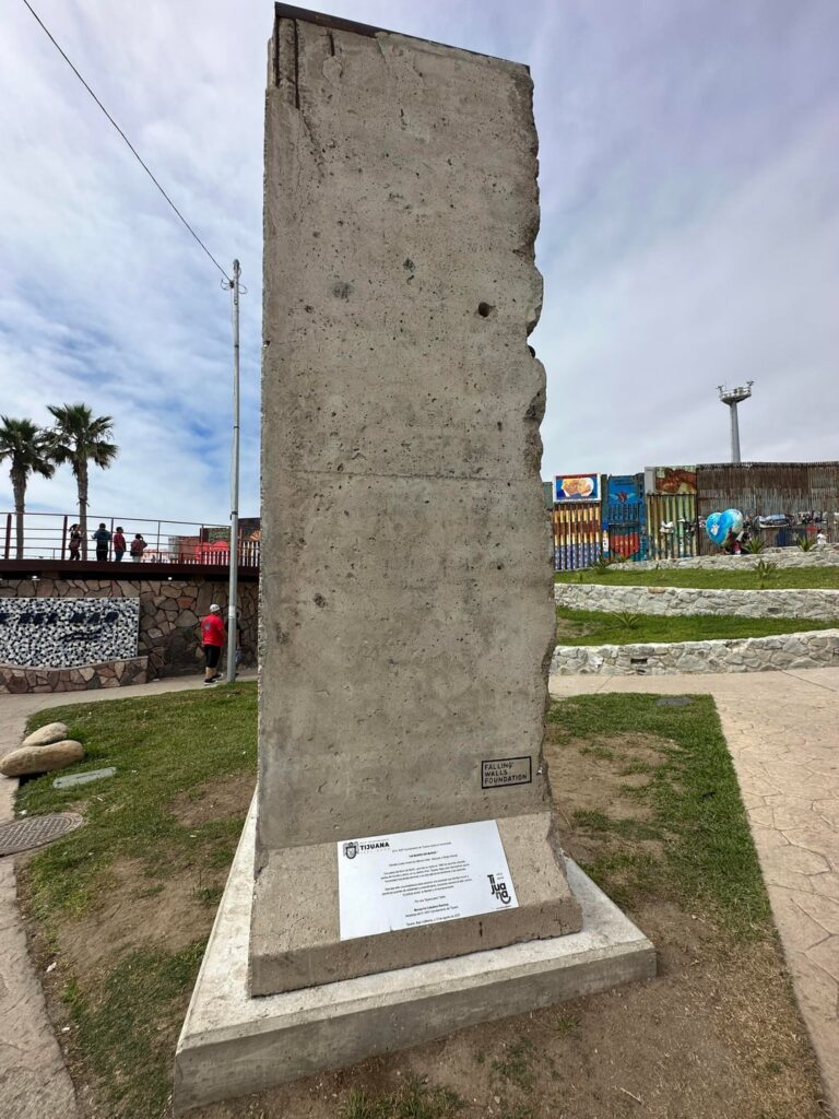 ホワイトハウスはこのベルリンの壁を拒否した。今、この像はメキシコのティファナにあり、米国の国境フェンスを直接見つめています。