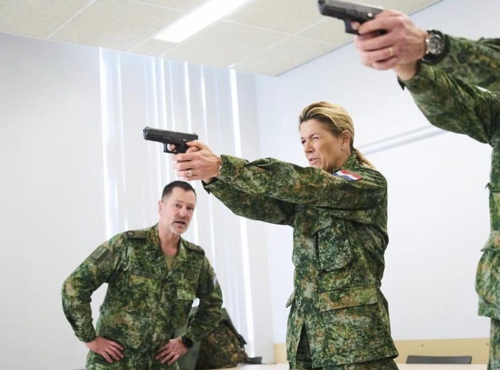 オランダのマキシマ女王（54）が陸軍で予備役訓練を開始した