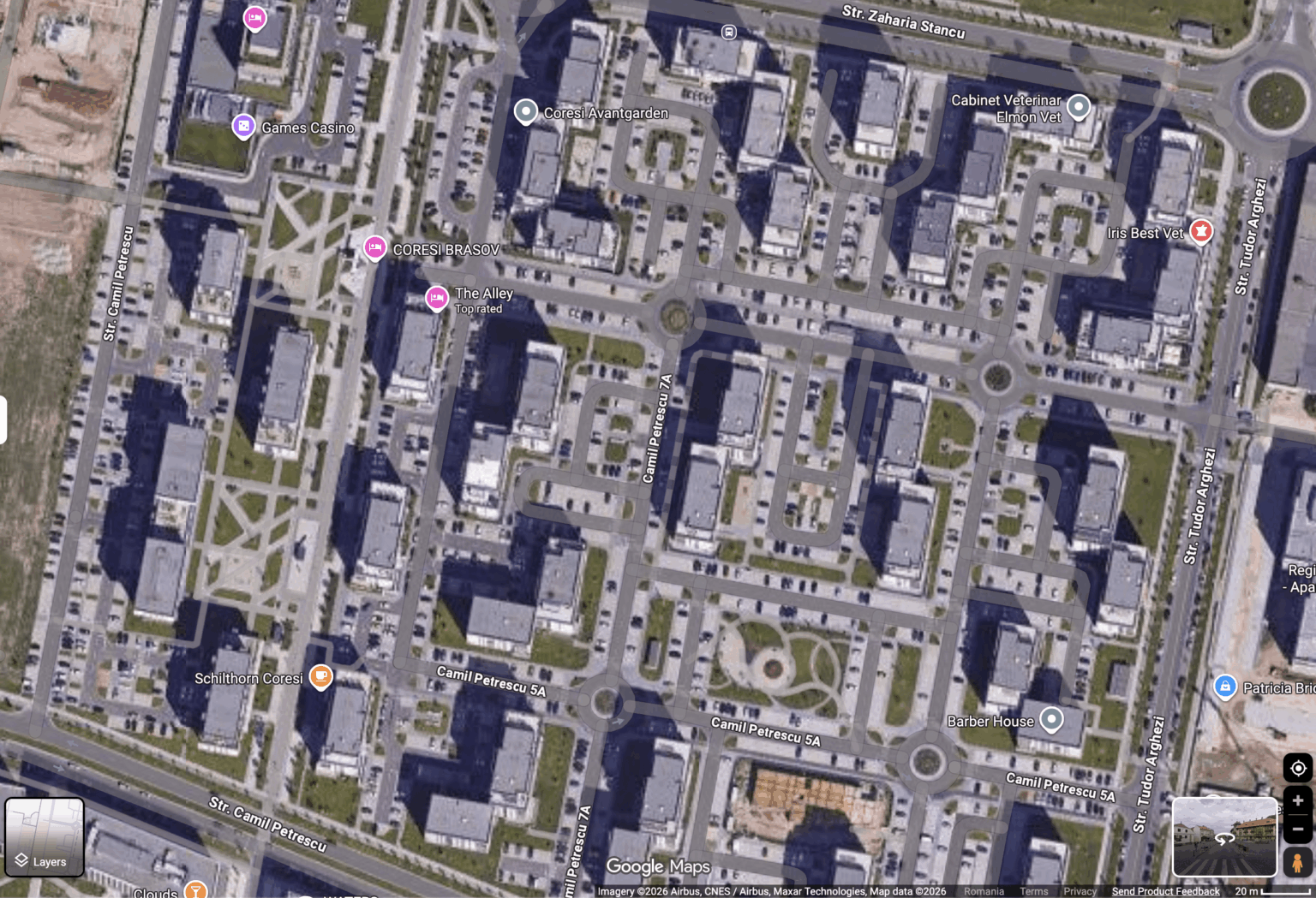 ブラショブのこの邸宅は、ルーマニアの住宅の 90% よりも風通しが良いように見えますが、それでも建物間に適度な距離を置くのであれば、地上駐車場にアスファルトやコンクリートの代わりに、もっと木々や緑を植えてみてはいかがでしょうか。