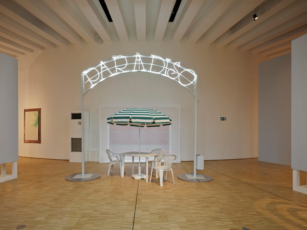 イタリア文化展示会場兼アスリートたち憩いの場、カーザ・イタリアの内部。移民として生きてきたコソボ出身のアーティスト、シスレイ・ジャファによる『paradiso』。