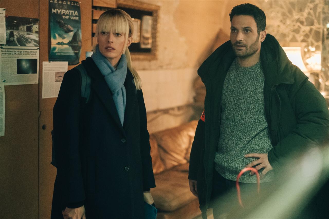 画像: (左から)アストリッドと二コラ(ブノワ・ミシェル) © Caroline DUBOIS - France Télévisions - JLA