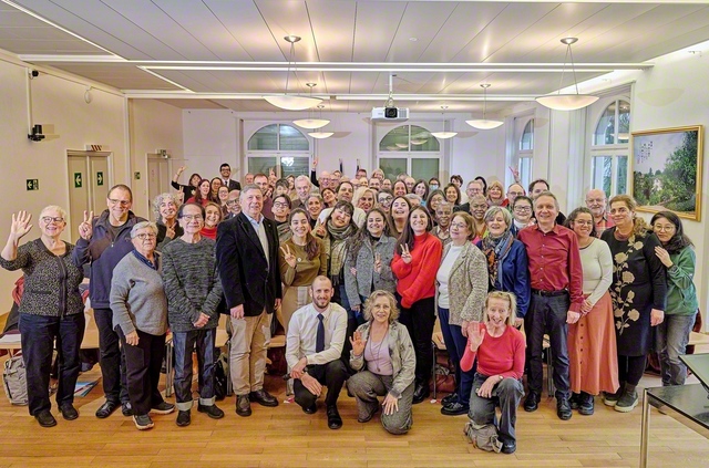 異体同心の団結が光るスイスの友。幹部会の最後に、皆で欧州の愛唱歌「One　Step　for　Peace（平和への一歩）」を合唱した（8日、スイス池田平和文化会館で）