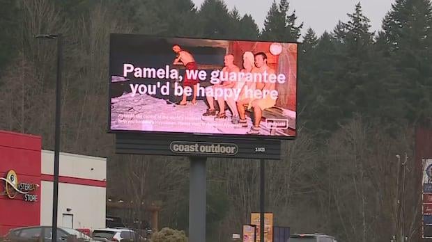 ヘルシンキはパメラ・アンダーソンにフィンランドのルーツと結びついてもらいたいと考えている。そこで、ブリティッシュコロンビア州の彼女の自宅の近くに看板を立てました。