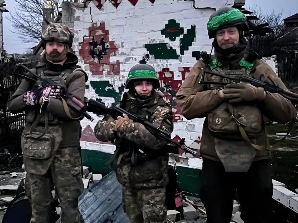 昨日、クピアンスク方面で、コールサイン「ムリヤ」の24歳マリチカ・ビフンが殺害された。彼女の戦友たちは、「氷点下の気温、川を渡り、30リットルの缶を担ぎ、陣地に到達するために10キロの行進を行った。彼女はすべてを男性たちと同等にこなした。不可能なことは何もないということを証明した」と語った。