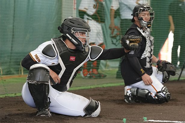 自慢の強肩でアピール　捕手争い、7年目　巨人・山瀬＜プロ野球・沖縄キャンプ＞