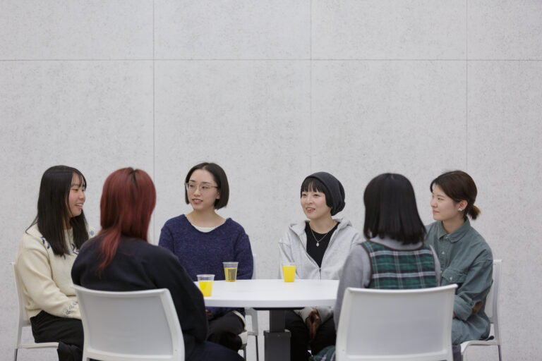 第2期参加アーティストの交流会の様子