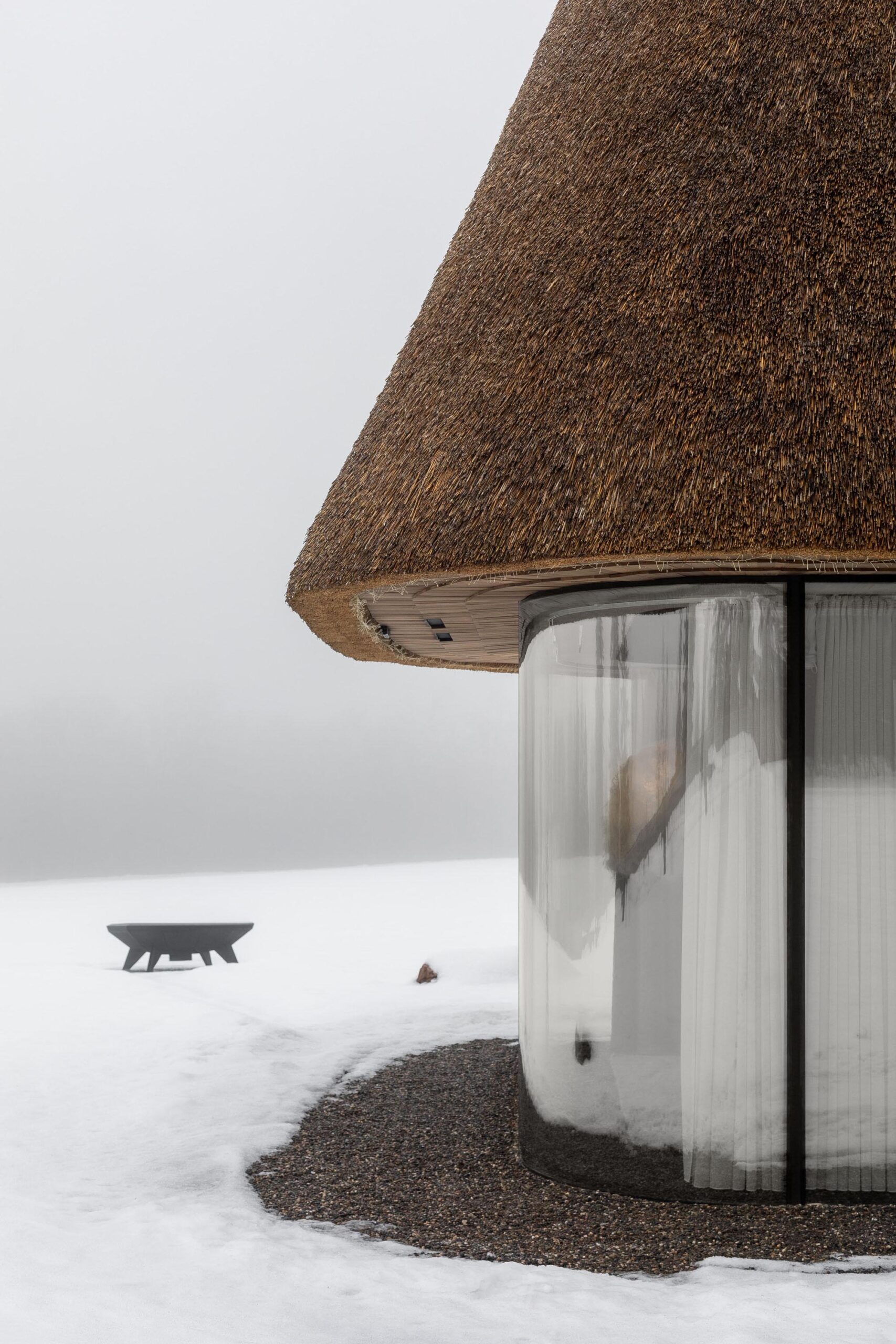 〈茅葺きの屋根の下のゲストハウス（Under the Reed Roof Guesthouses）〉YODグループ（YOD Group）