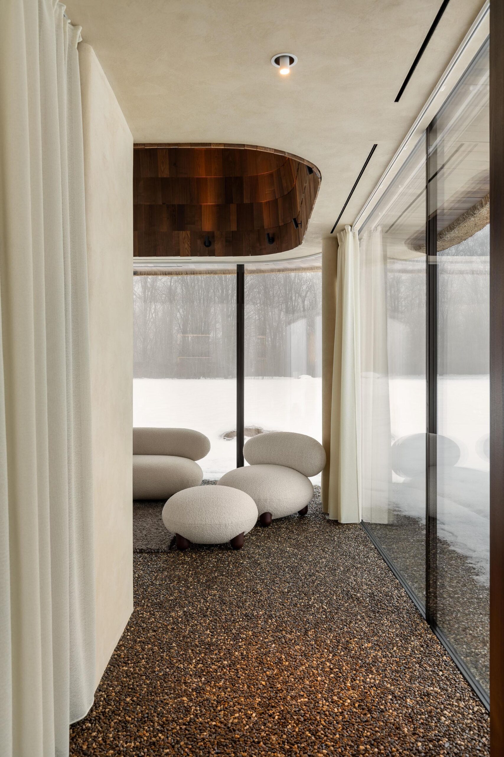 〈茅葺きの屋根の下のゲストハウス（Under the Reed Roof Guesthouses）〉YODグループ（YOD Group）