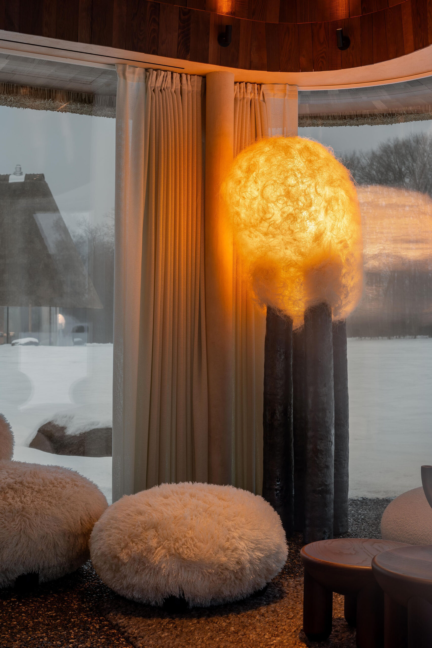 〈茅葺きの屋根の下のゲストハウス（Under the Reed Roof Guesthouses）〉YODグループ（YOD Group）