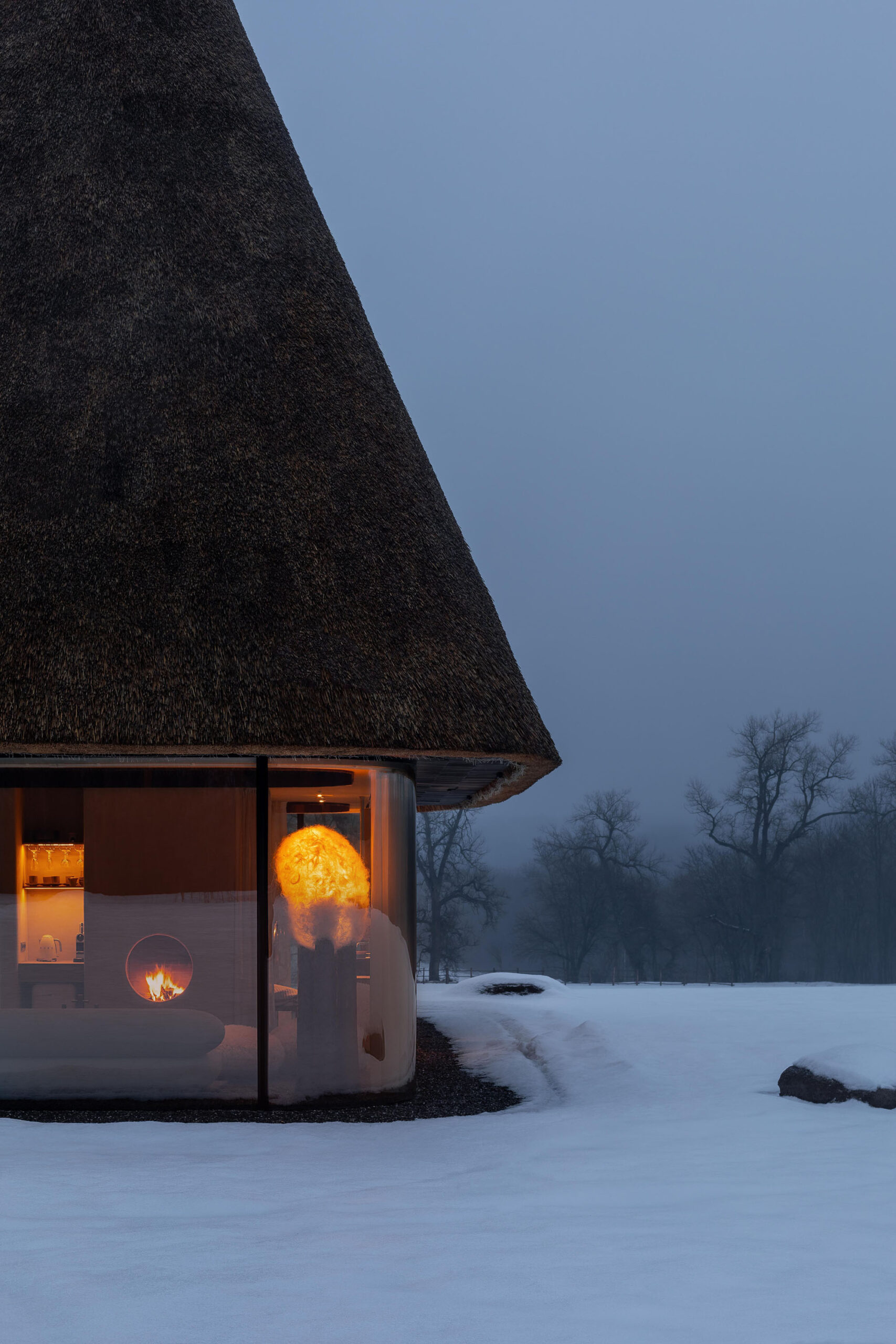 〈茅葺きの屋根の下のゲストハウス（Under the Reed Roof Guesthouses）〉YODグループ（YOD Group）