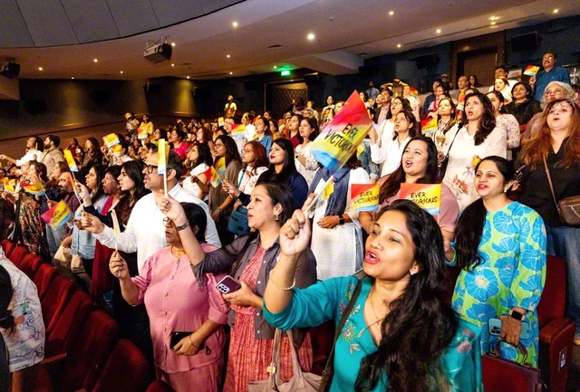 ムンバイ市内で開催された常勝西インド総会。新愛唱歌「エバー・ビクトリアス（常勝）」を皆で大合唱した（1月26日）