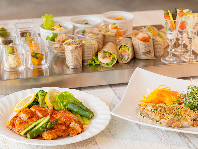 焼きたてパンやムニエル、鶏肉のパン粉焼き、トマトソースの煮物など、バラエティー豊かな料理が並ぶ朝食ビュッフェ