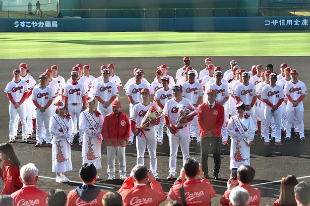 広島、沖縄市でキャンプイン　市長ら出迎え　新井監督「一生懸命」＜プロ野球・沖縄キャンプ＞