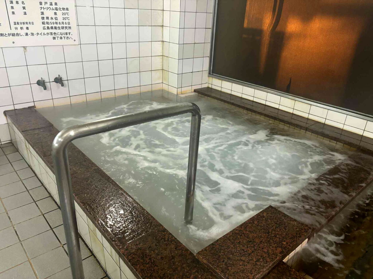 主浴槽。写真左に見えるのが温泉成分分析表