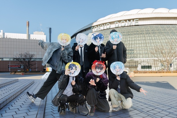 すにすてが「STPR×東京ドームシティ アトラクションズ」を体験！東京ドームをバックに記念写真も。うちわは今回のライブグッズなので、ぜひ手に取ってファンのみんなもまねしてみてね！
