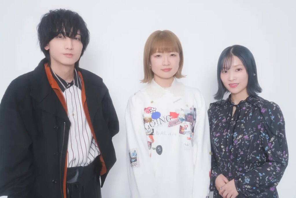 TVアニメ「葬送のフリーレン」で声優を務める種﨑敦美、市ノ瀬加那、小林千晃にインタビューを実施