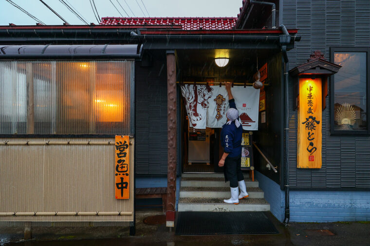 11時の開店に間に合うように早朝から麺を打ちます