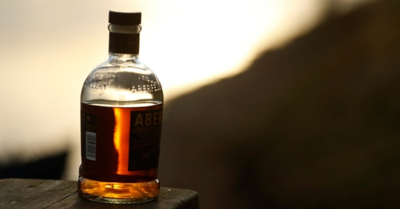 中国、ウイスキー輸入関税を5％に引き下げ　英国に追い風 | ロイター