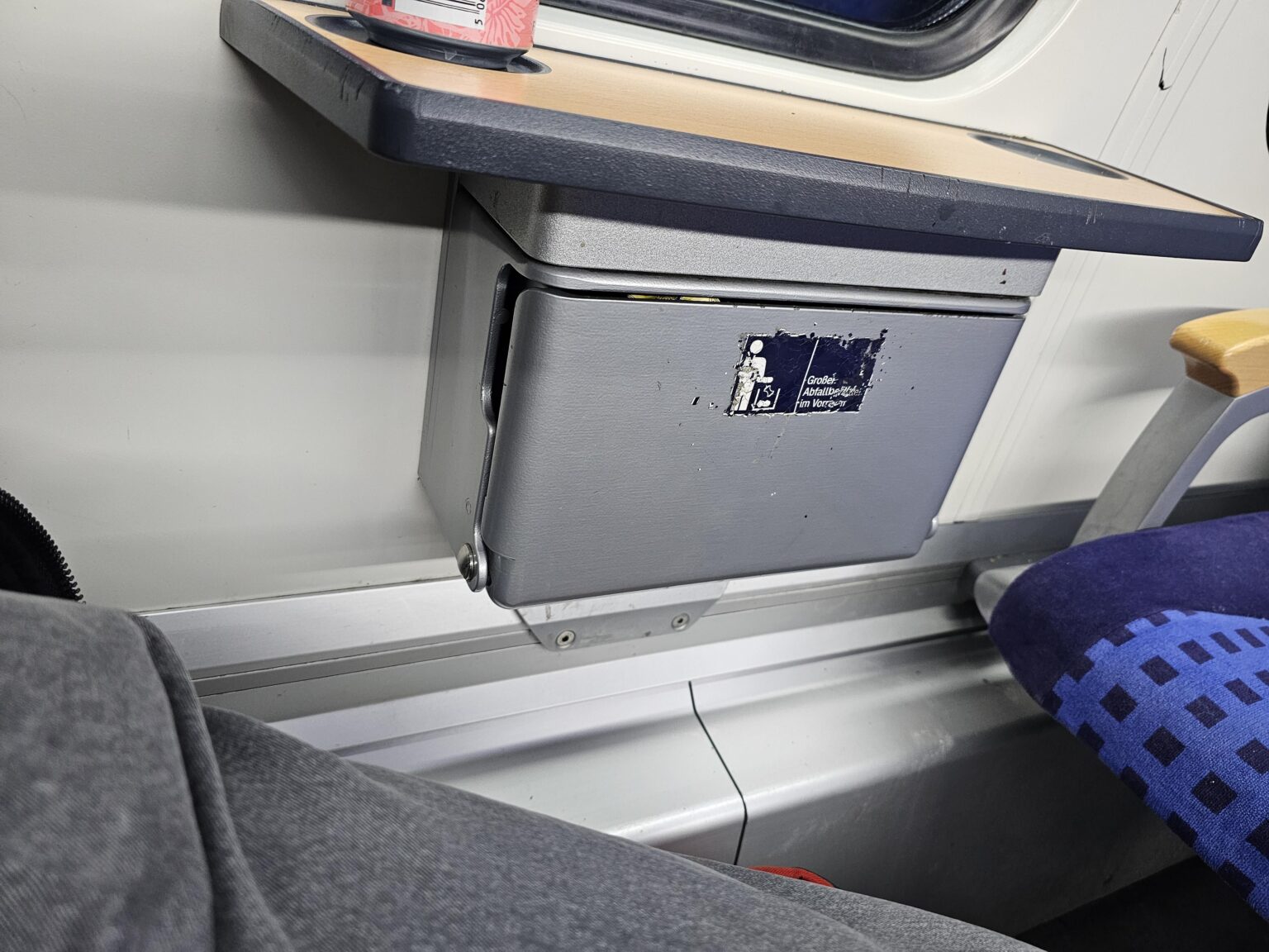 なぜドイツでは地方電車の多くの貨車にプラグがないのに、他の国では80年代のような電車にもプラグがあるのはなぜでしょうか。