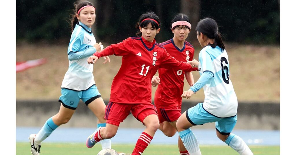 男女那覇西V、九州へ サッカー・沖縄県高校新人大会決勝 男女那覇西V、九州へ サッカー・沖縄県高校新人大会決勝